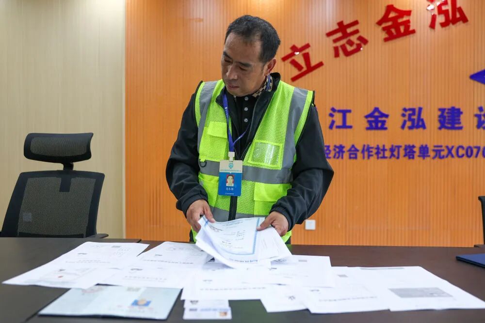 拿下13本证书、完成大专课程、月薪过万……51岁工地大叔火了! 拿下13本证书、完成大专课程、月薪过万……51岁工地大叔火了!
