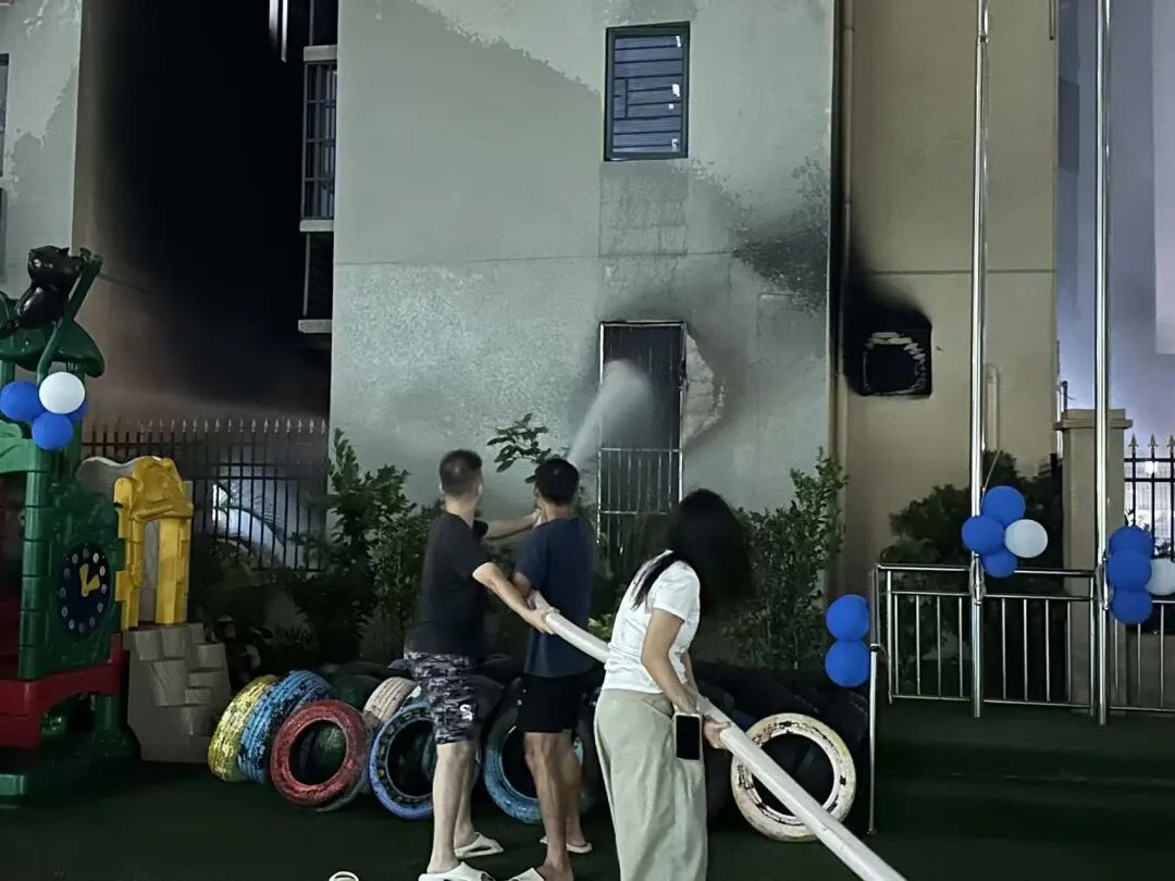 海口一小区快递柜着火,危急时刻这波操作“666” 海口一小区快递柜着火,危急时刻这波操作“666”