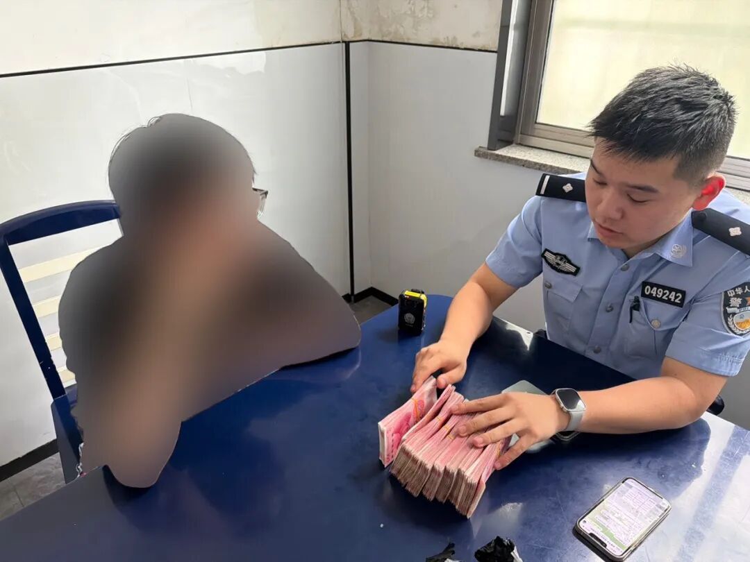 海宁一男子取8万元装修款,竟然惊动了警察…… 海宁一男子取8万元装修款,竟然惊动了警察……