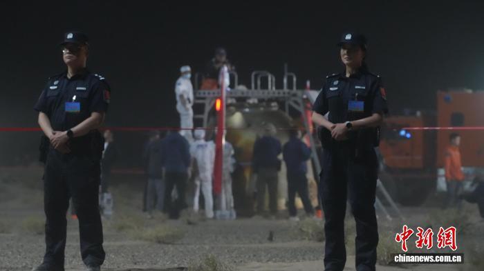 记者手记：摩托车大叔载我一起去追“星”