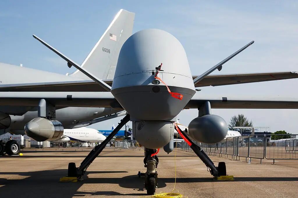 一架美军MQ-9“死神”无人机在也门被击落后坠毁