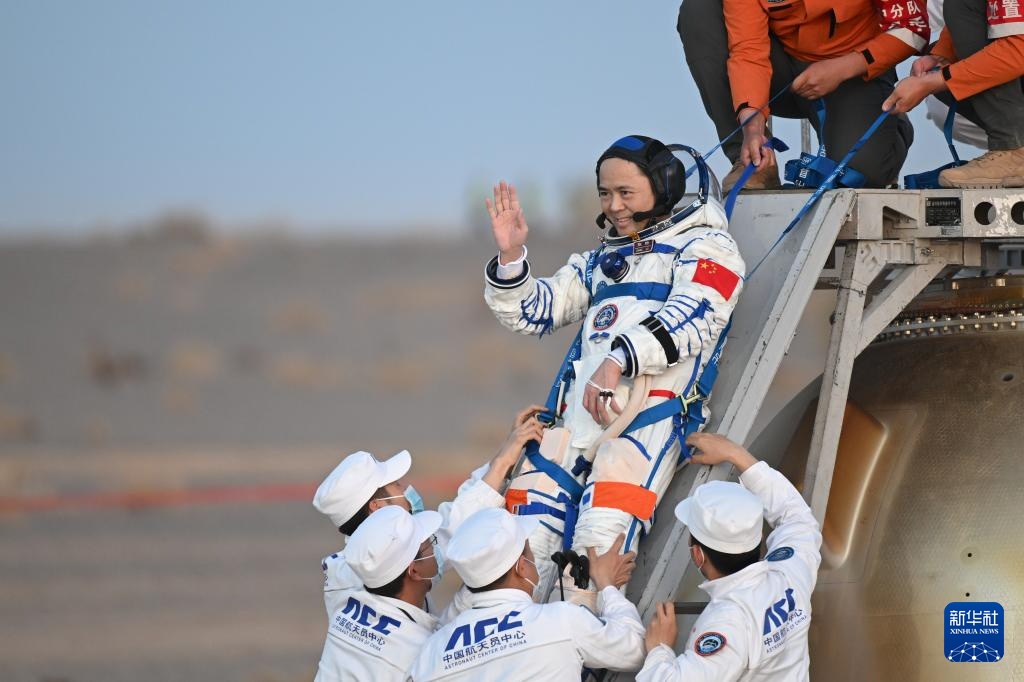 神舟二十一号航天员乘组返回任务取得圆满成功 神舟二十一号航天员乘组返回任务取得圆满成功