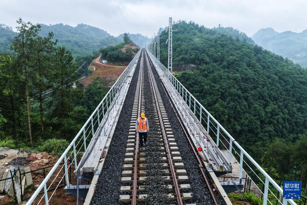 瓮马铁路南北延伸线瓮安至天文段长轨贯通