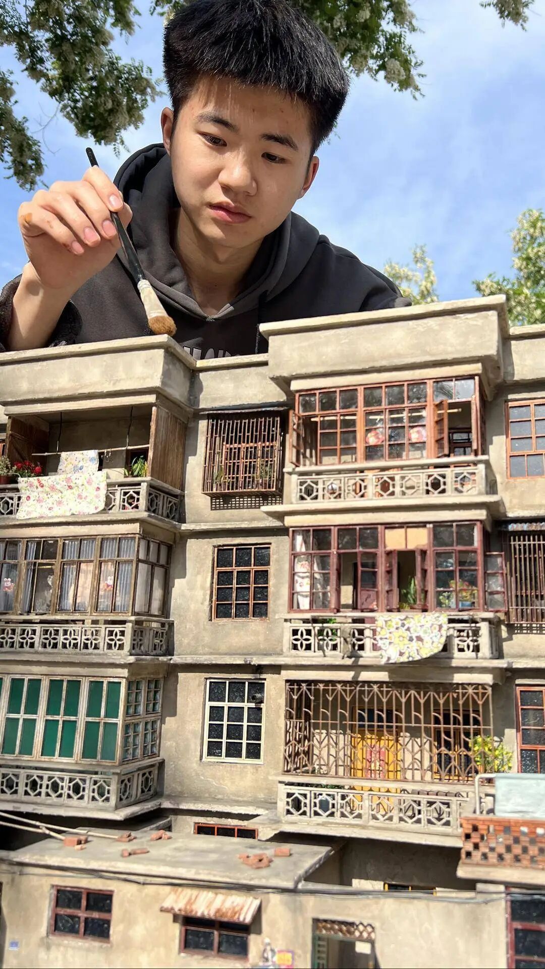 指尖复刻旧时光！00后老宅微缩手艺人芦庆欢：做一代人的童年守护者