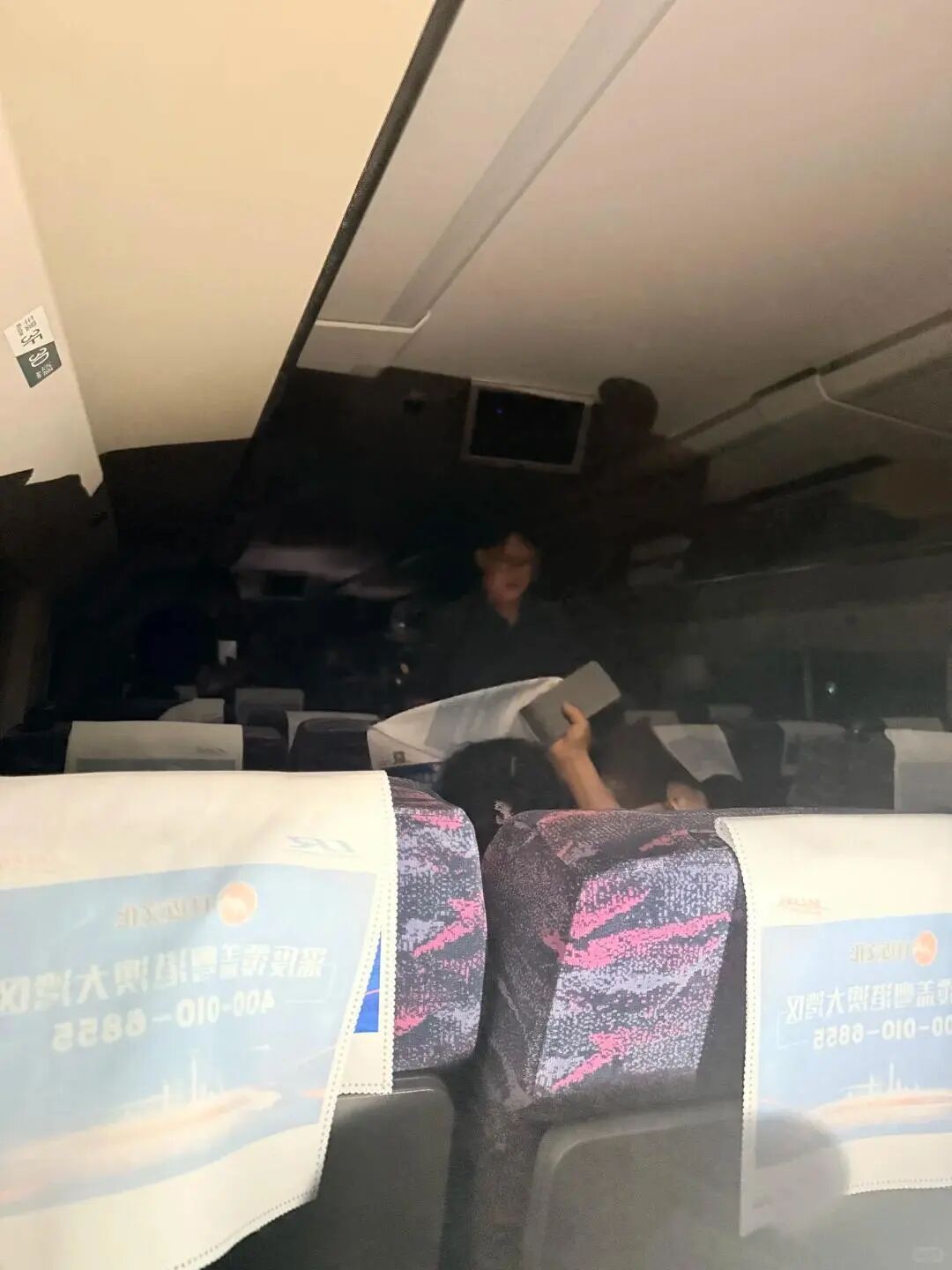 D1804次列车被困隧道超2小时，乘客：全车停电，身上像从水里捞出来的