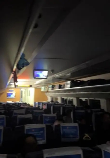 D1804次列车被困隧道超2小时，乘客：全车停电，身上像从水里捞出来的，桂林火车站致歉