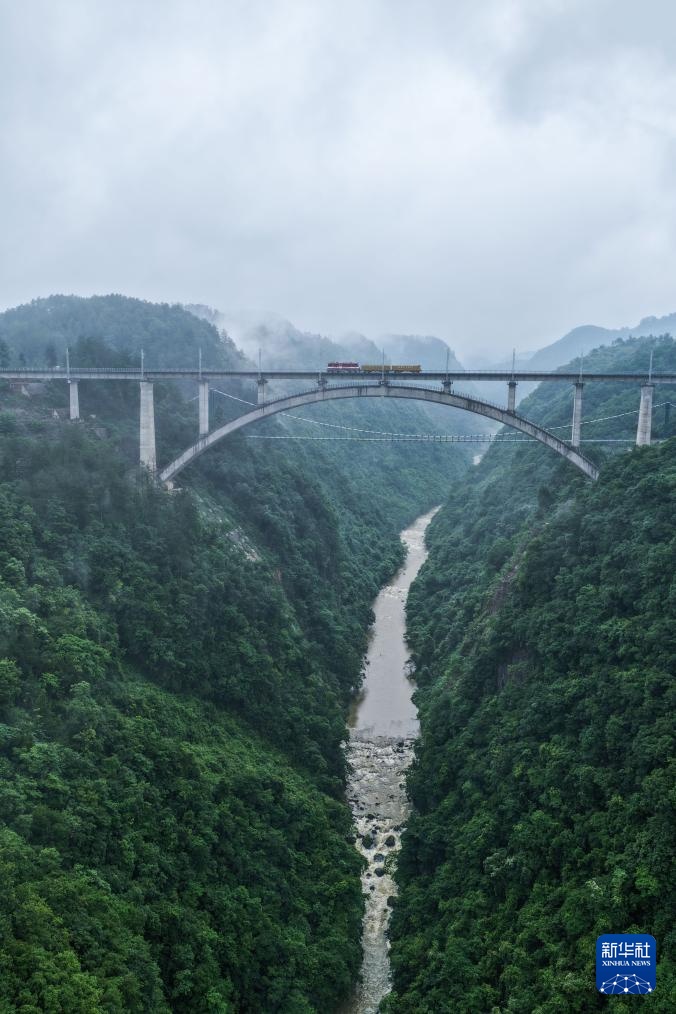 瓮马铁路南北延伸线瓮安至天文段长轨贯通