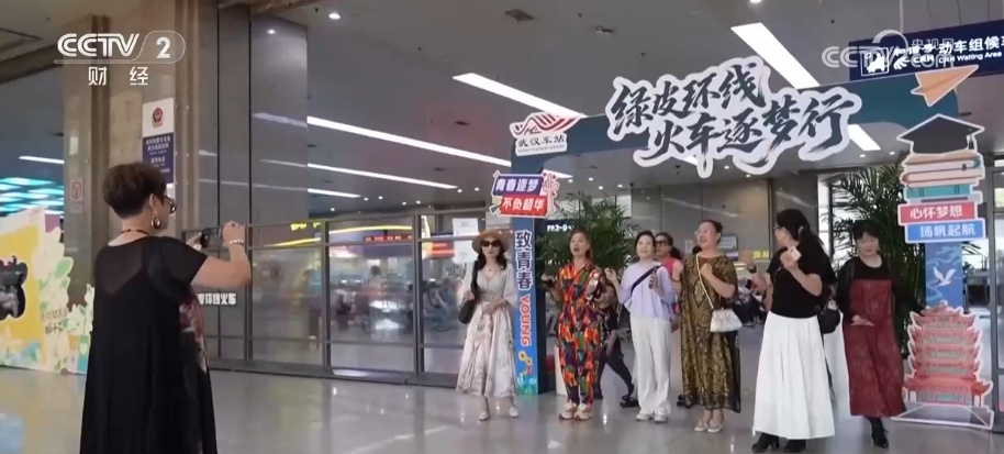 空轨、轮渡、巴士、环线火车……多样移动消费“新”空间激活经济“新”热力