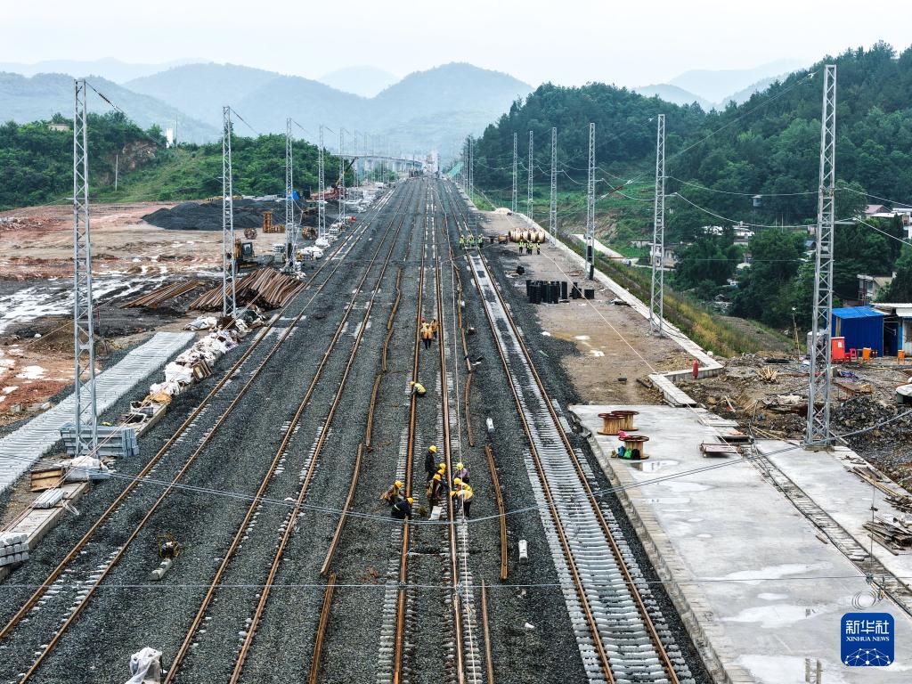 瓮马铁路南北延伸线瓮安至天文段长轨贯通