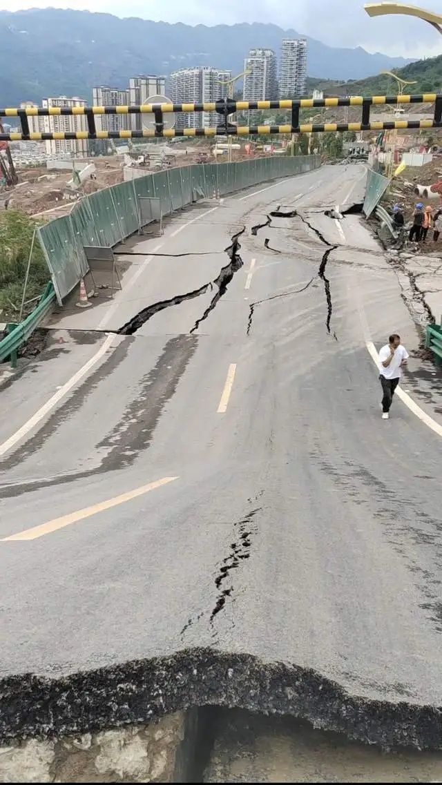 云南昭通一路段发生大面积坍塌断裂！绵延数百米、下沉两三米，原因暂不明