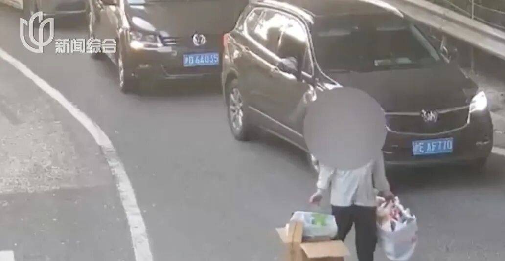 上海爷叔强势塞钱给民警！"我要付你钱"…啥情况？