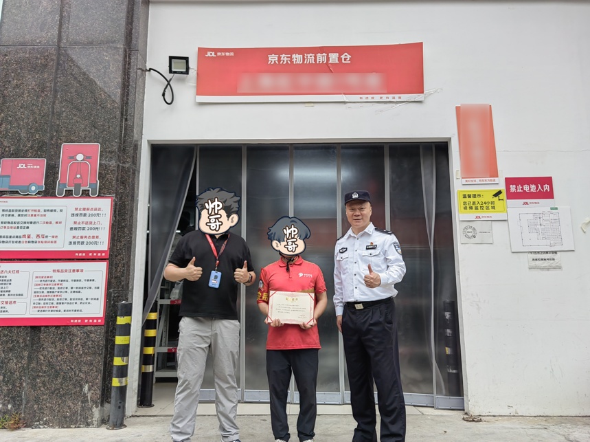 同一人购买30多部手机？收货地址还是在路边？