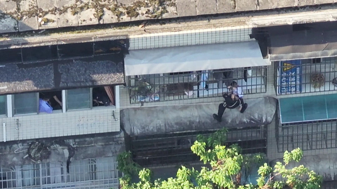 惊险一刻！贵阳民警辅警联手救下悬在六楼窗外幼童
