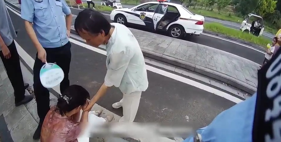 女子上车后神情低落、不停哭泣，暖心的哥驾车远远跟随，救下绝望的她！