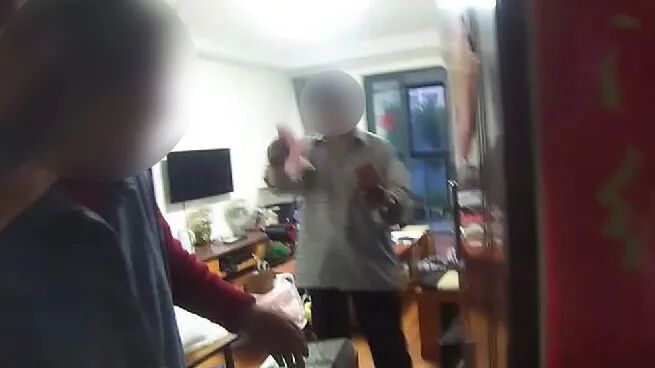 上海爷叔强势塞钱给民警！"我要付你钱"…啥情况？