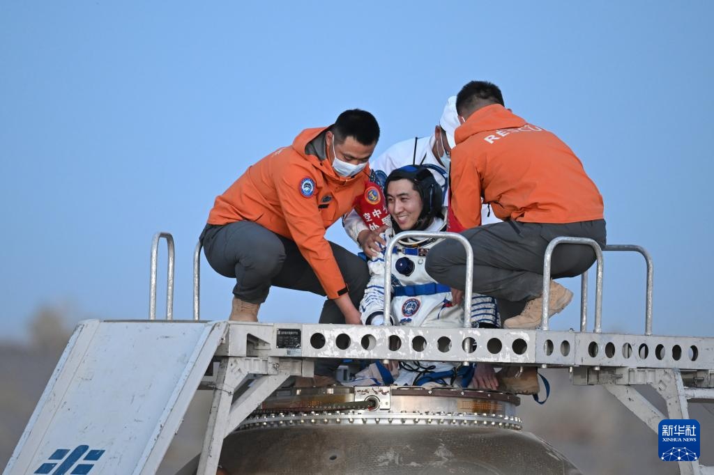 神舟二十一号航天员乘组返回任务取得圆满成功 神舟二十一号航天员乘组返回任务取得圆满成功