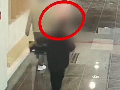 商场闲逛时“相中”商铺内一台燃气灶具，男子直接搬走藏进儿子后备箱