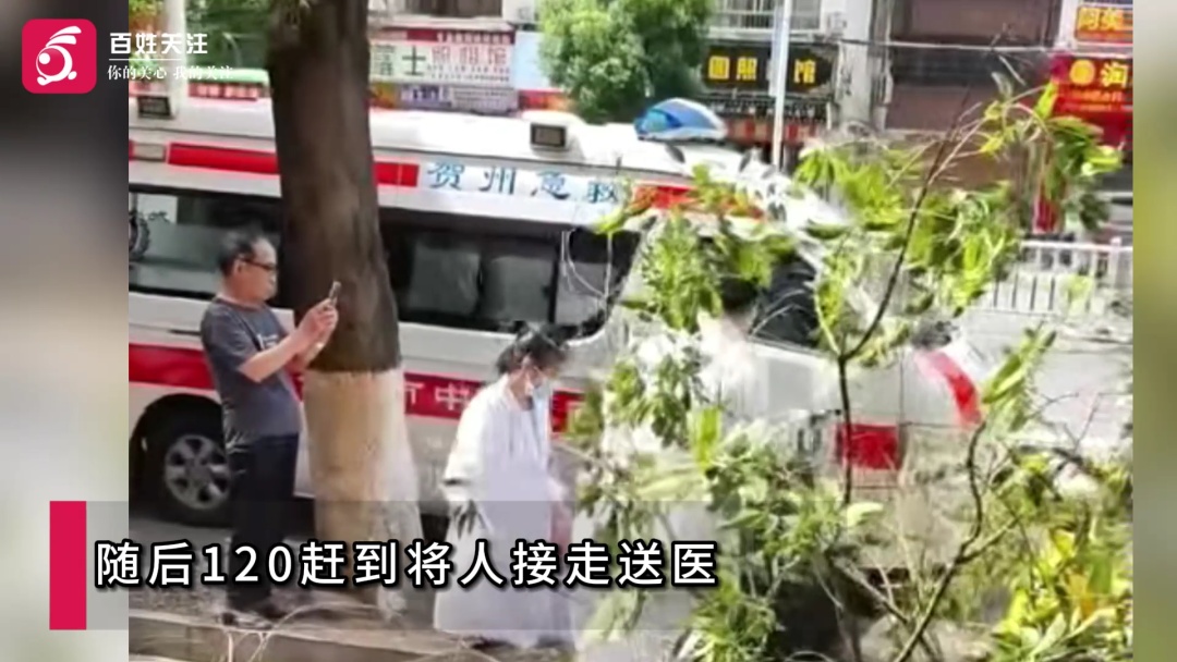 电动车司机被大风刮断的树枝砸倒在地，监控拍下惊险瞬间！官方回应：伤者无生命危险