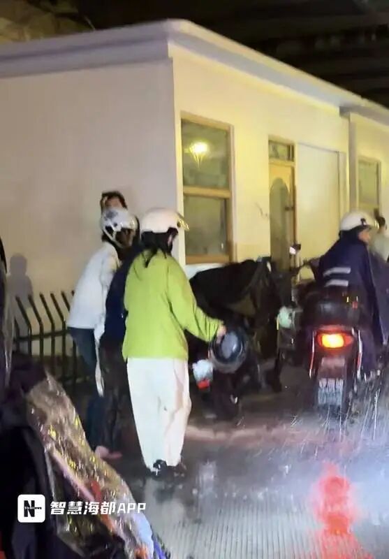 暴雨夜暖心一幕！福州三位女子联手救助摔倒老人