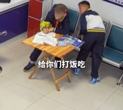 懂事小孩哥：“我们吃了饭，得给你们干点活！”