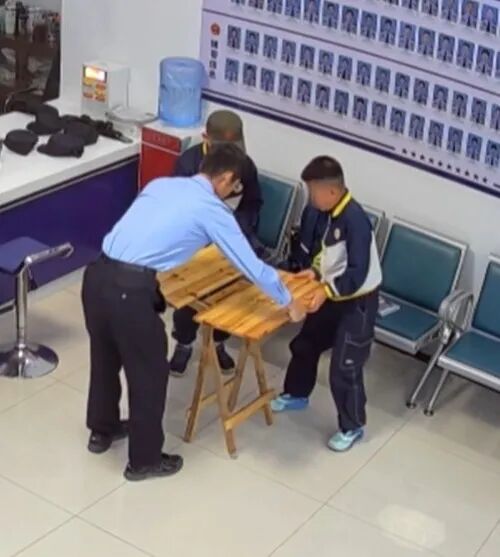 懂事小孩哥：“我们吃了饭，得给你们干点活！”