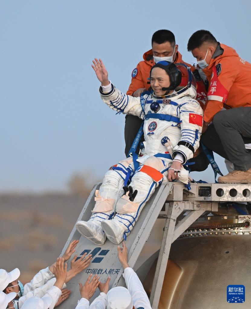 神舟二十一号航天员乘组返回任务取得圆满成功 神舟二十一号航天员乘组返回任务取得圆满成功