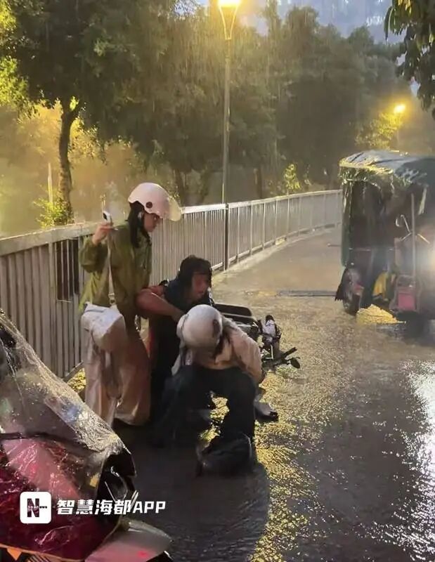暴雨夜暖心一幕！福州三位女子联手救助摔倒老人