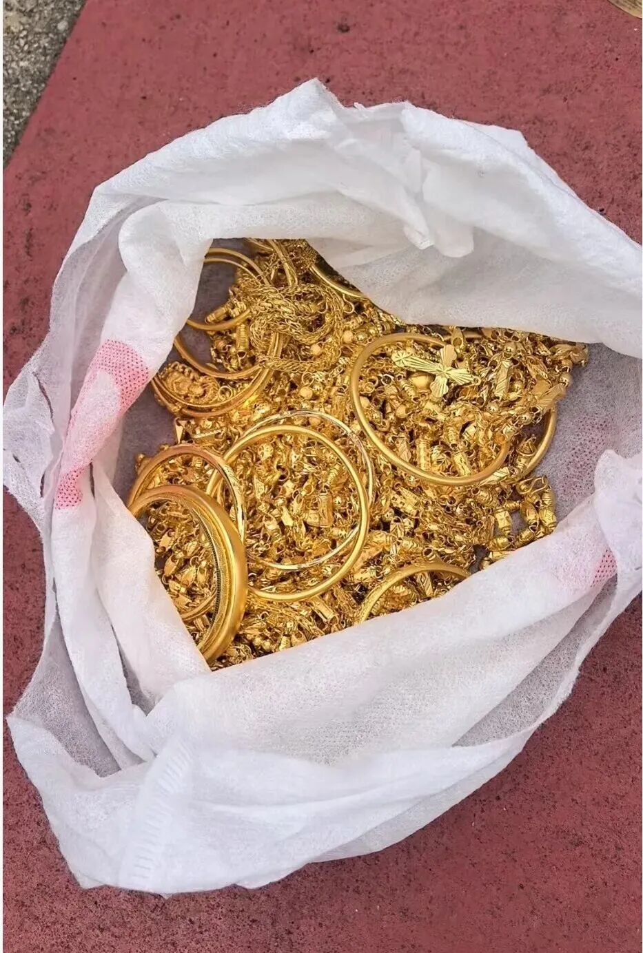 监控拍下！绍兴一金店，200万元黄金被偷