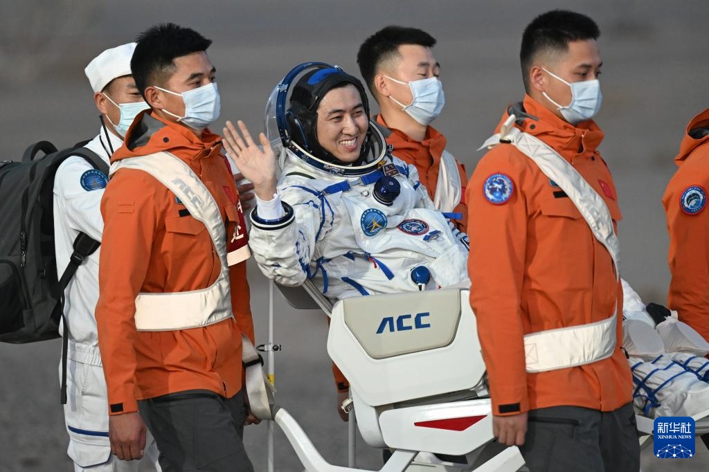 神舟二十一号航天员乘组返回任务取得圆满成功 神舟二十一号航天员乘组返回任务取得圆满成功