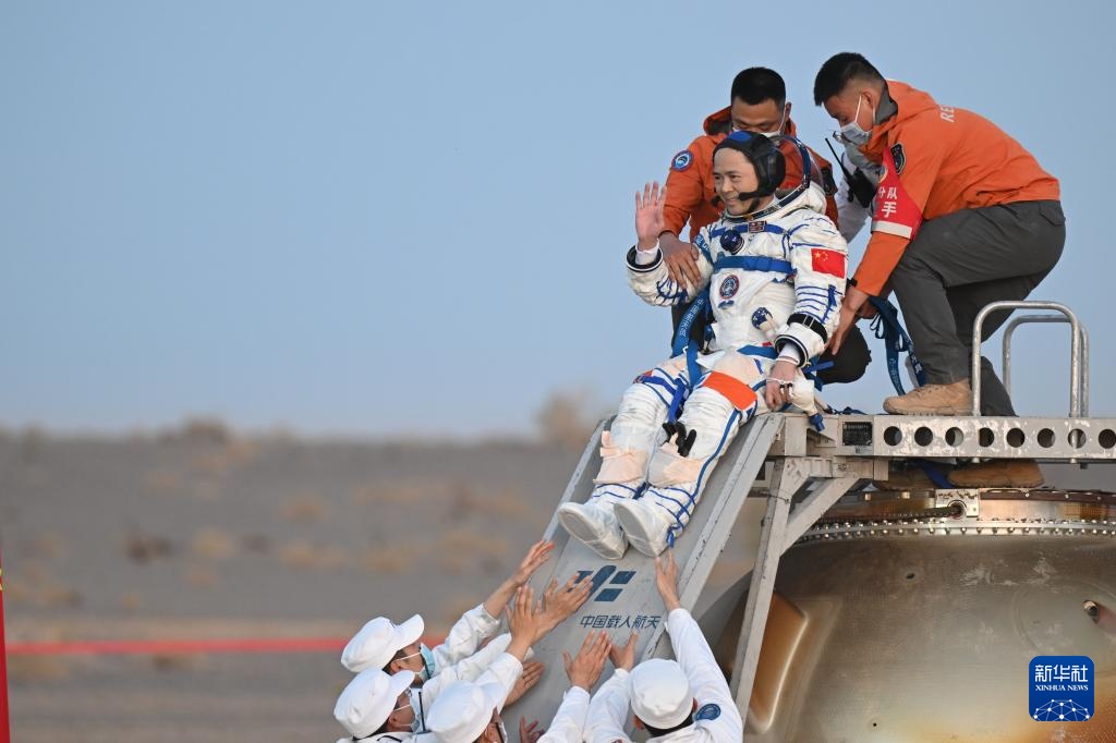 神舟二十一号航天员乘组返回任务取得圆满成功 神舟二十一号航天员乘组返回任务取得圆满成功