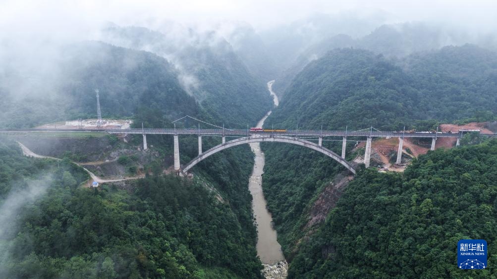 瓮马铁路南北延伸线瓮安至天文段长轨贯通