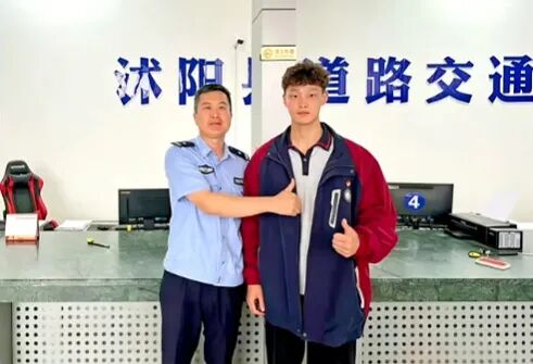“老师，我晚点到，救个人！”江苏一高中生目睹交通事故，危急时刻挺身而出