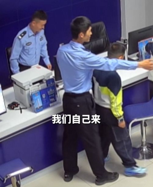 懂事小孩哥：“我们吃了饭，得给你们干点活！”