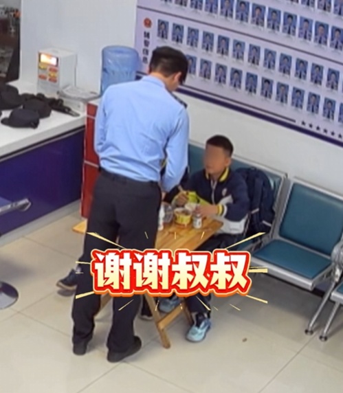 懂事小孩哥：“我们吃了饭，得给你们干点活！”