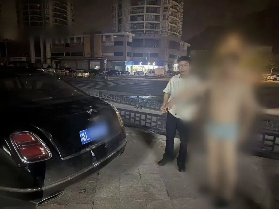 一辆宾利内放着3000多万元财物，深夜被人盗走价值30万元的金条和手表