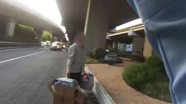 上海爷叔强势塞钱给民警！"我要付你钱"…啥情况？