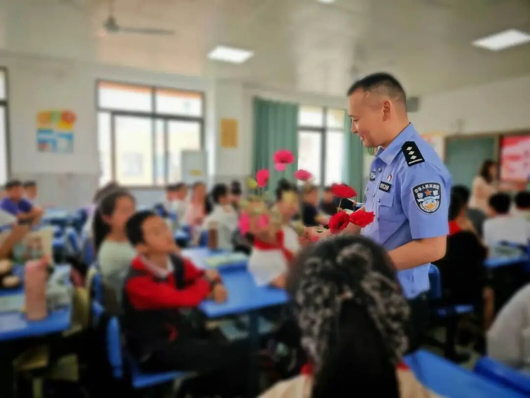 合肥3名小学生用AI识图立大功！民警上门送奖！