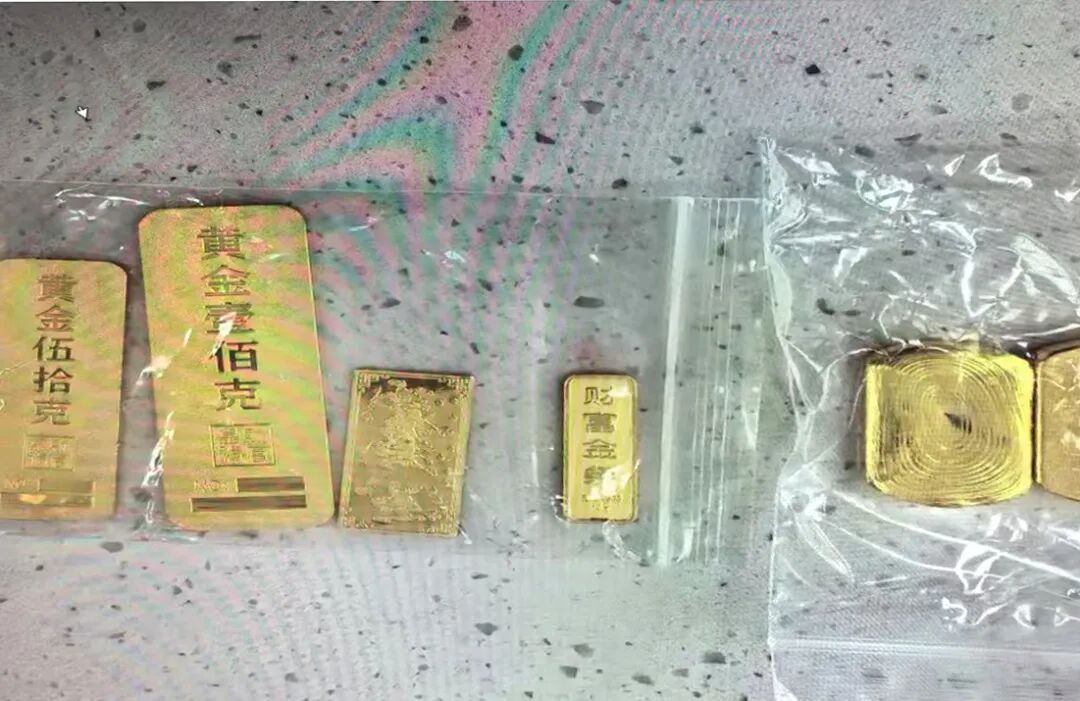 女子到金店欲花40万元购入379.2克黄金，店员立刻报警，女子情绪急躁不愿配合