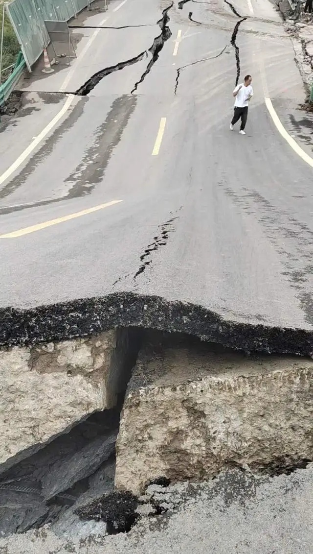 云南昭通一路段发生大面积坍塌断裂！绵延数百米、下沉两三米，原因暂不明