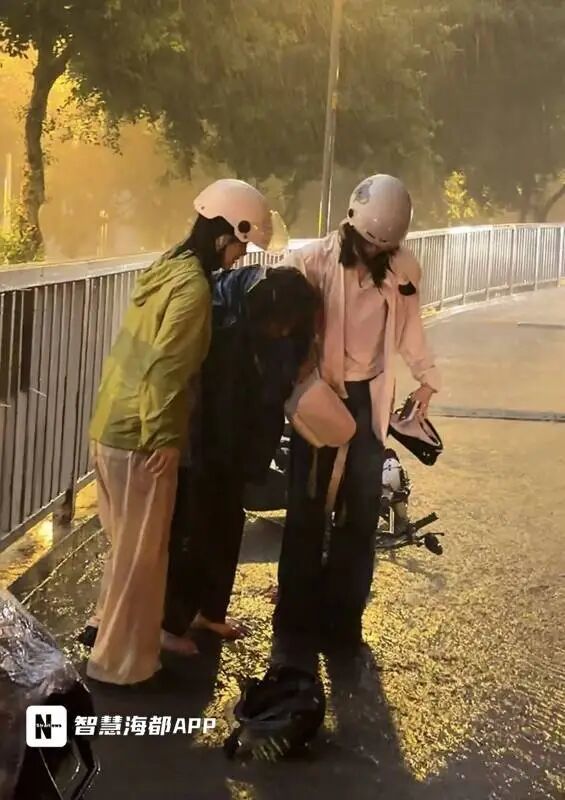 暴雨夜暖心一幕！福州三位女子联手救助摔倒老人