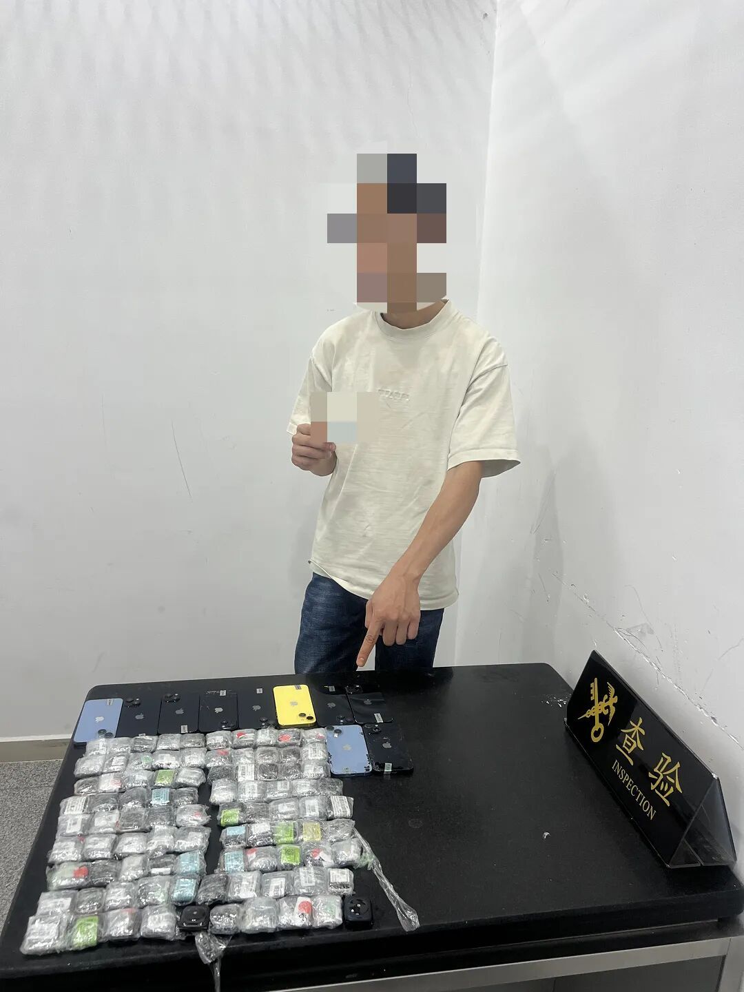 香港一男子身上绑藏90块智能手表和10台旧手机，入境时神色匆匆、走路姿态异常，被海关当场查获，提醒：走私行为情节严重时，将被追究刑责