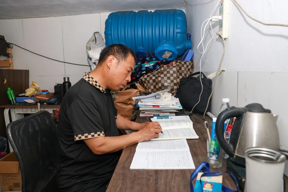 突然火了!杭州51岁大叔9年拿下13本证书、完成大专课程,如今月薪过万 突然火了!杭州51岁大叔9年拿下13本证书、完成大专课程,如今月薪过万