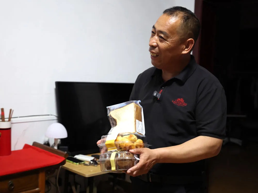 突然火了!杭州51岁大叔9年拿下13本证书、完成大专课程,如今月薪过万 突然火了!杭州51岁大叔9年拿下13本证书、完成大专课程,如今月薪过万
