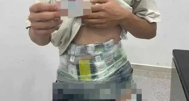 香港男子在腰和腿上绑了90块智能手表和10台旧手机,被海关当场查获 香港男子在腰和腿上绑了90块智能手表和10台旧手机,被海关当场查获