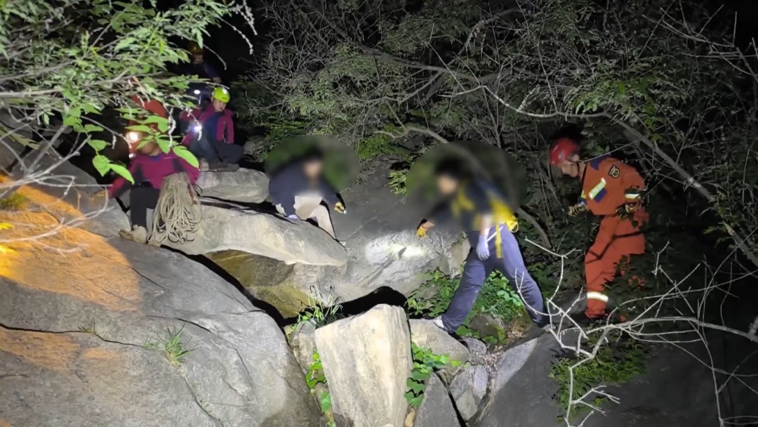 北京突发：雨过天晴 多人任性爬山遇险