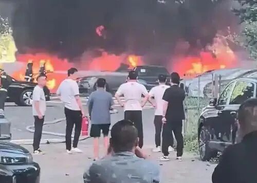74岁老人点燃杨絮,致20辆汽车被烧毁!已被采取刑事强制措施 74岁老人点燃杨絮,致20辆汽车被烧毁!已被采取刑事强制措施