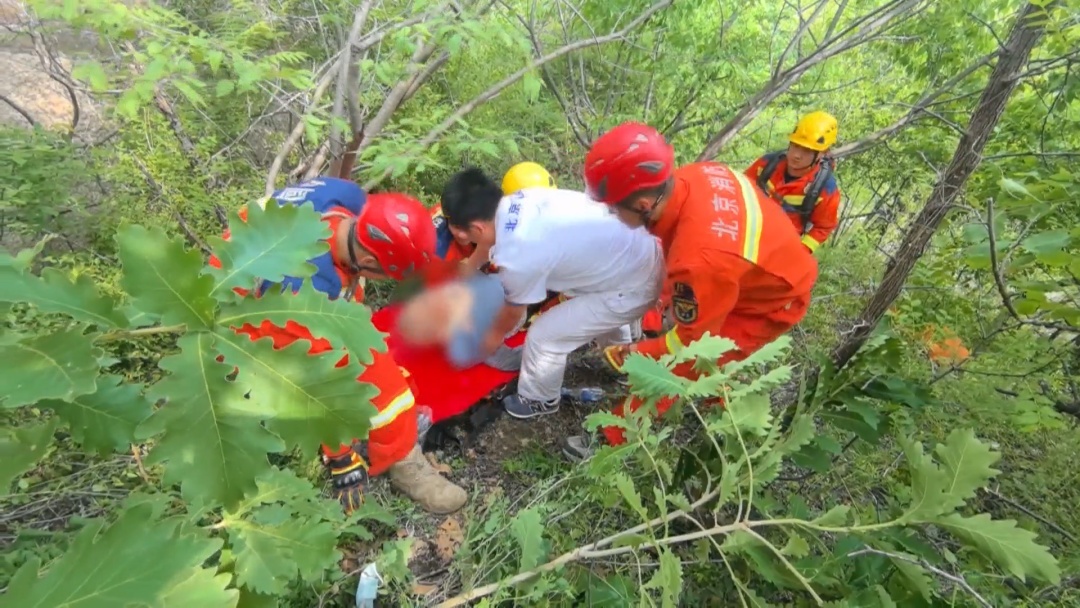 北京突发：雨过天晴 多人任性爬山遇险