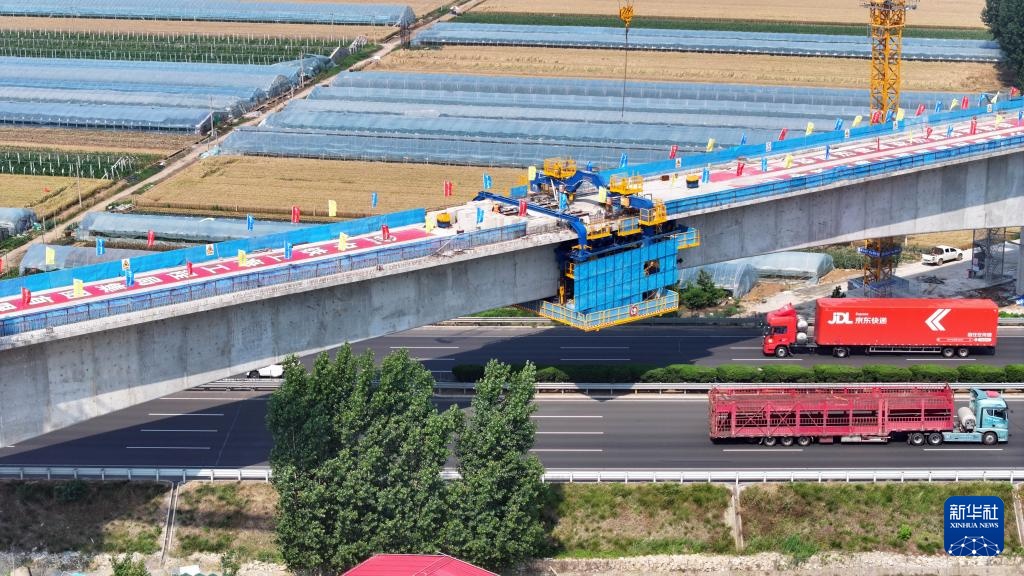 潍宿高铁跨京沪高速连续梁顺利合龙
