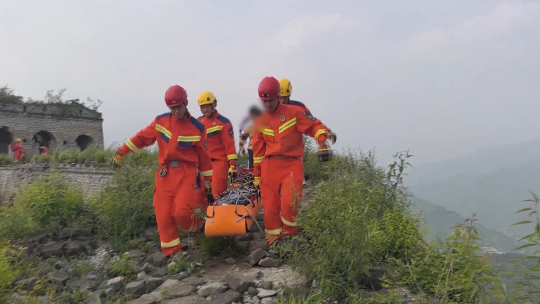 北京突发：雨过天晴 多人任性爬山遇险