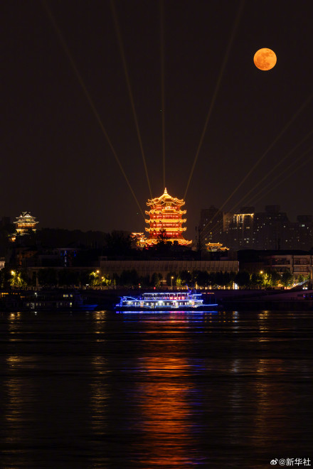 满月与黄鹤楼浪漫同框